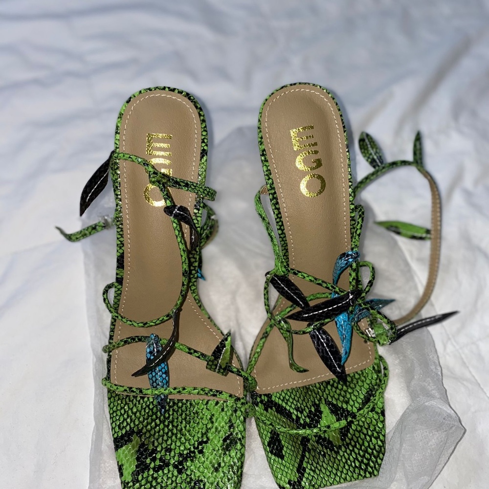 Size 8 - Picture 3 of 3